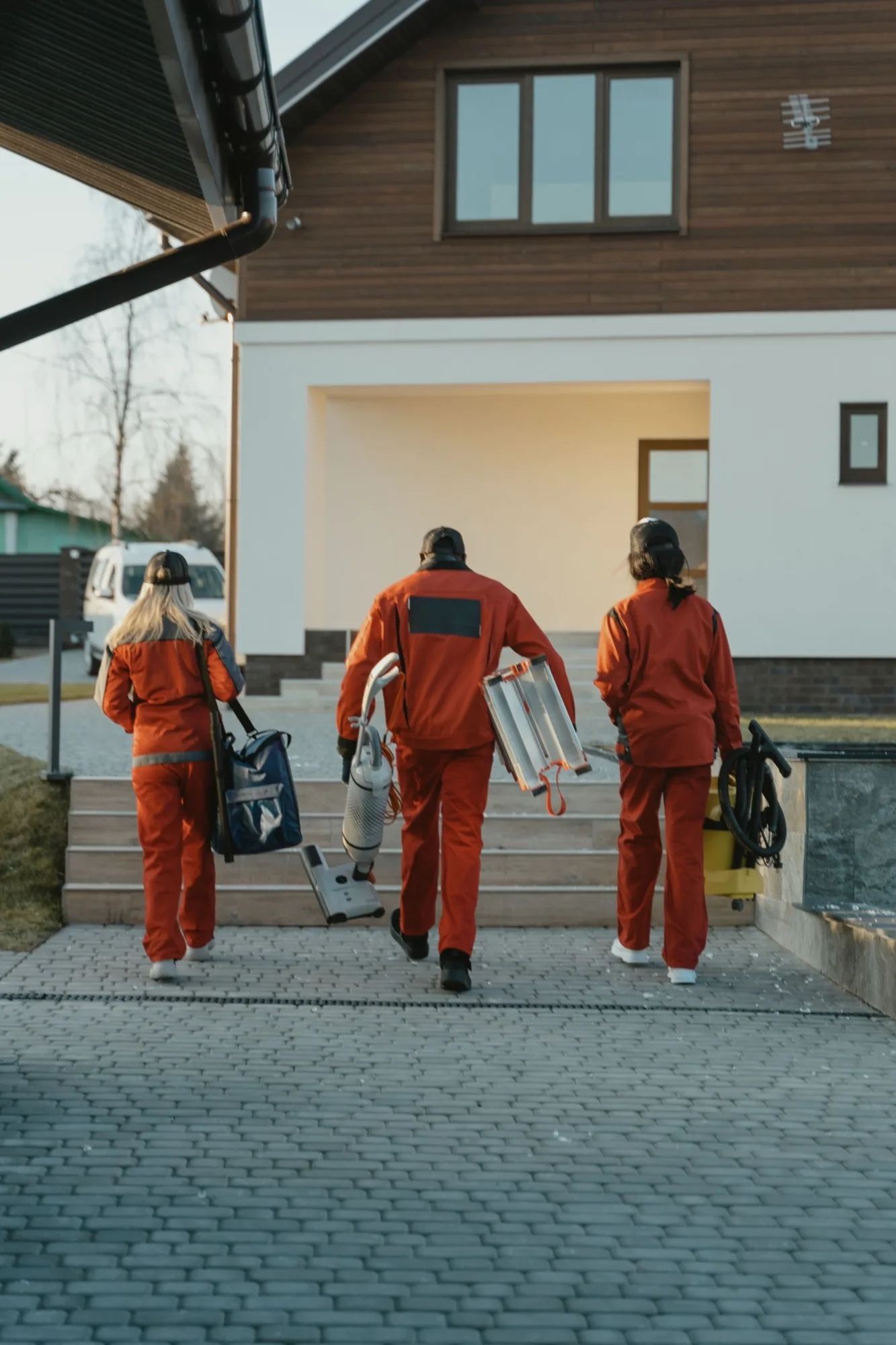 Equipa da Atributo Cristalizado a chegar a um trabalho com o equipamento de limpeza